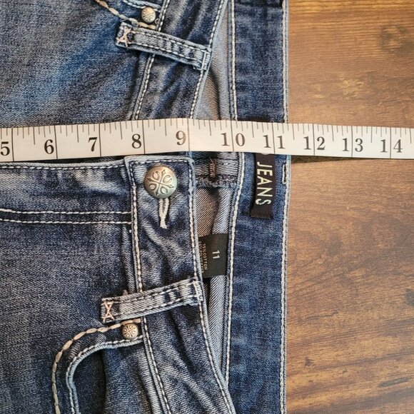 ZCO Jeans Size 11 Capri Mid Rise Embroidered Button Flap Pockets Stretch Denim - Picture 8 of 11